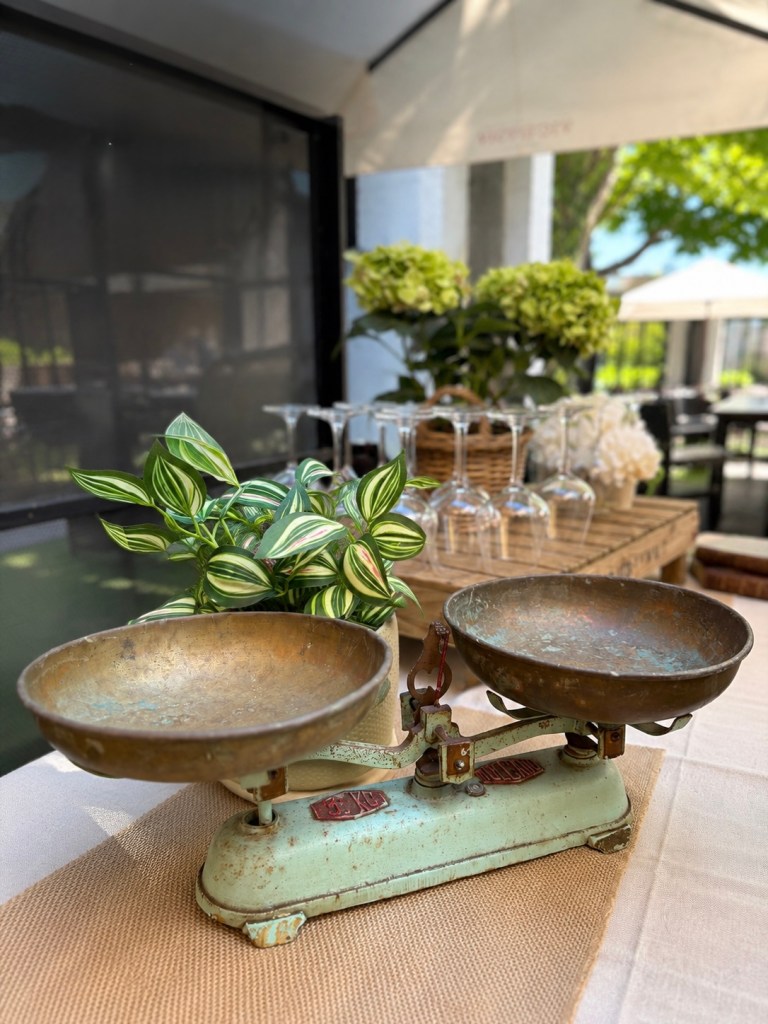 Decoración de evento de comuniónes en terraza privada exterior en restaurante Nebari Las Rozas de Madrid