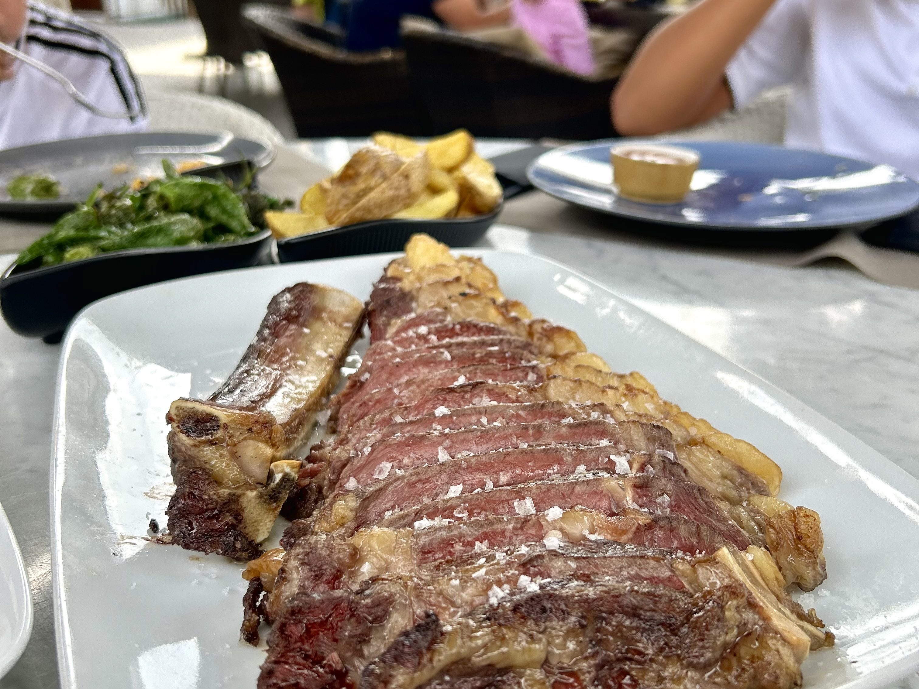 Chuletón para dos personas en la terraza de Nebari restaurante El Cantizal, Las Rozas, Madrid